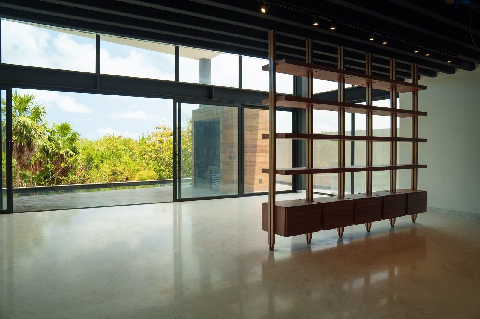 Casa 35 · Lagunas 2 — planta baja bajo el plafón de madera