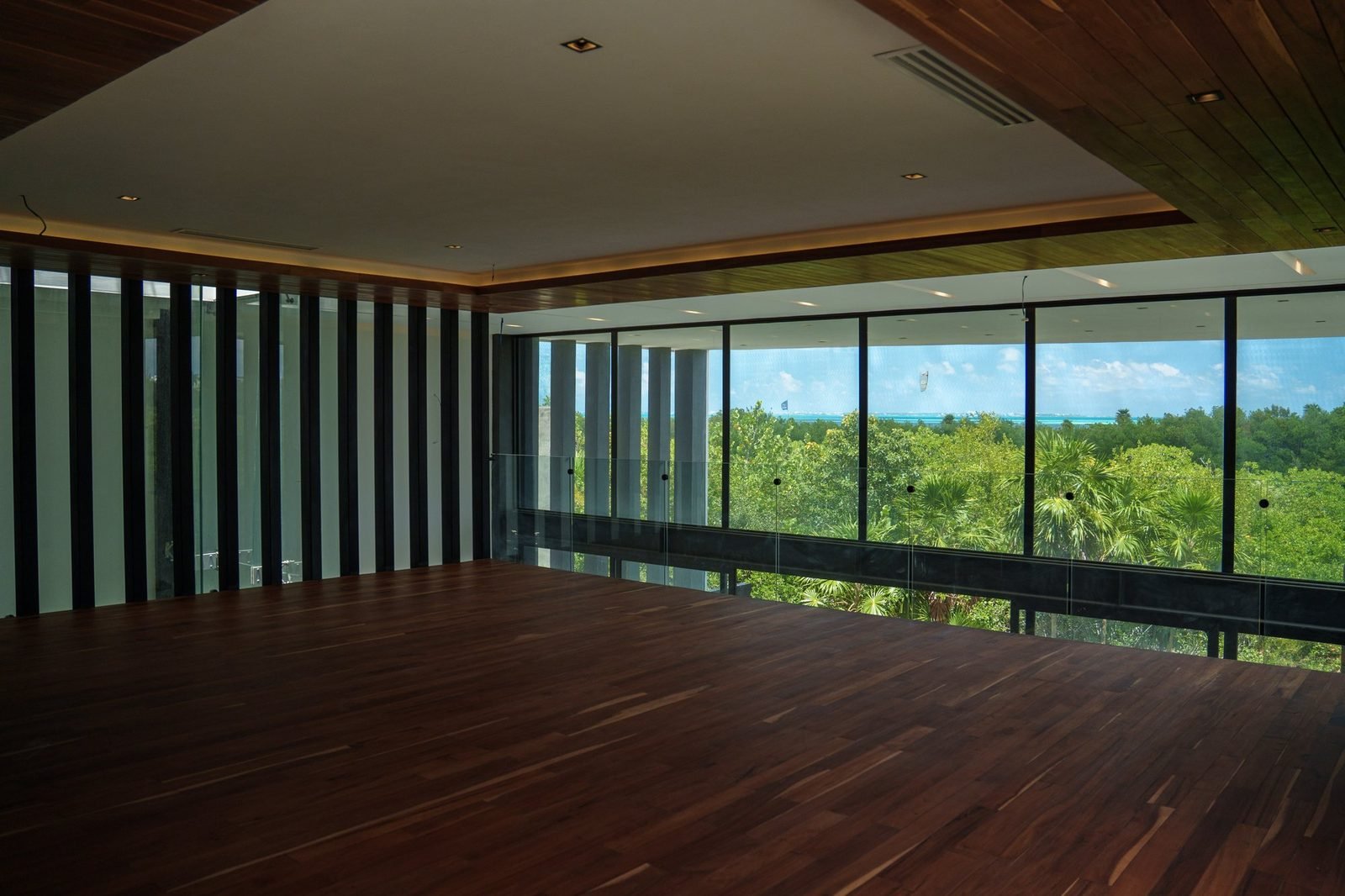 Casa 35 · Lagunas 2 — estancia con cristal corrido al manglar
