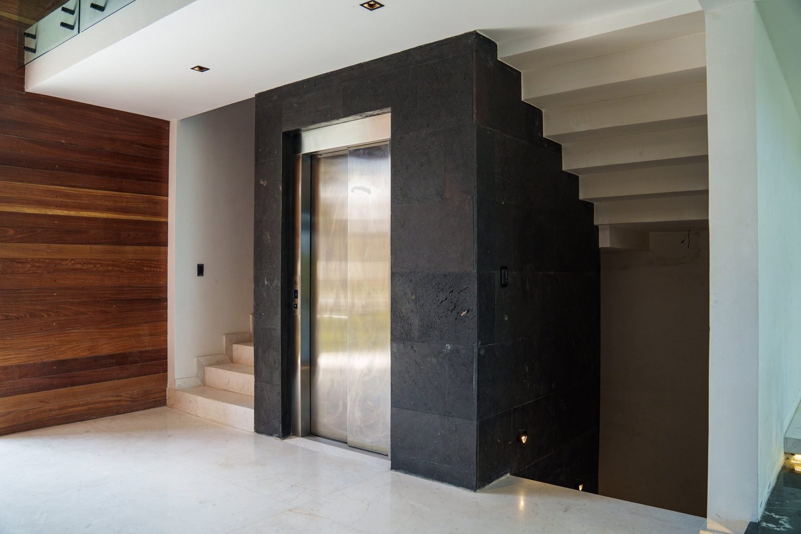 Casa 35 · Lagunas 2 — elevador y escalera
