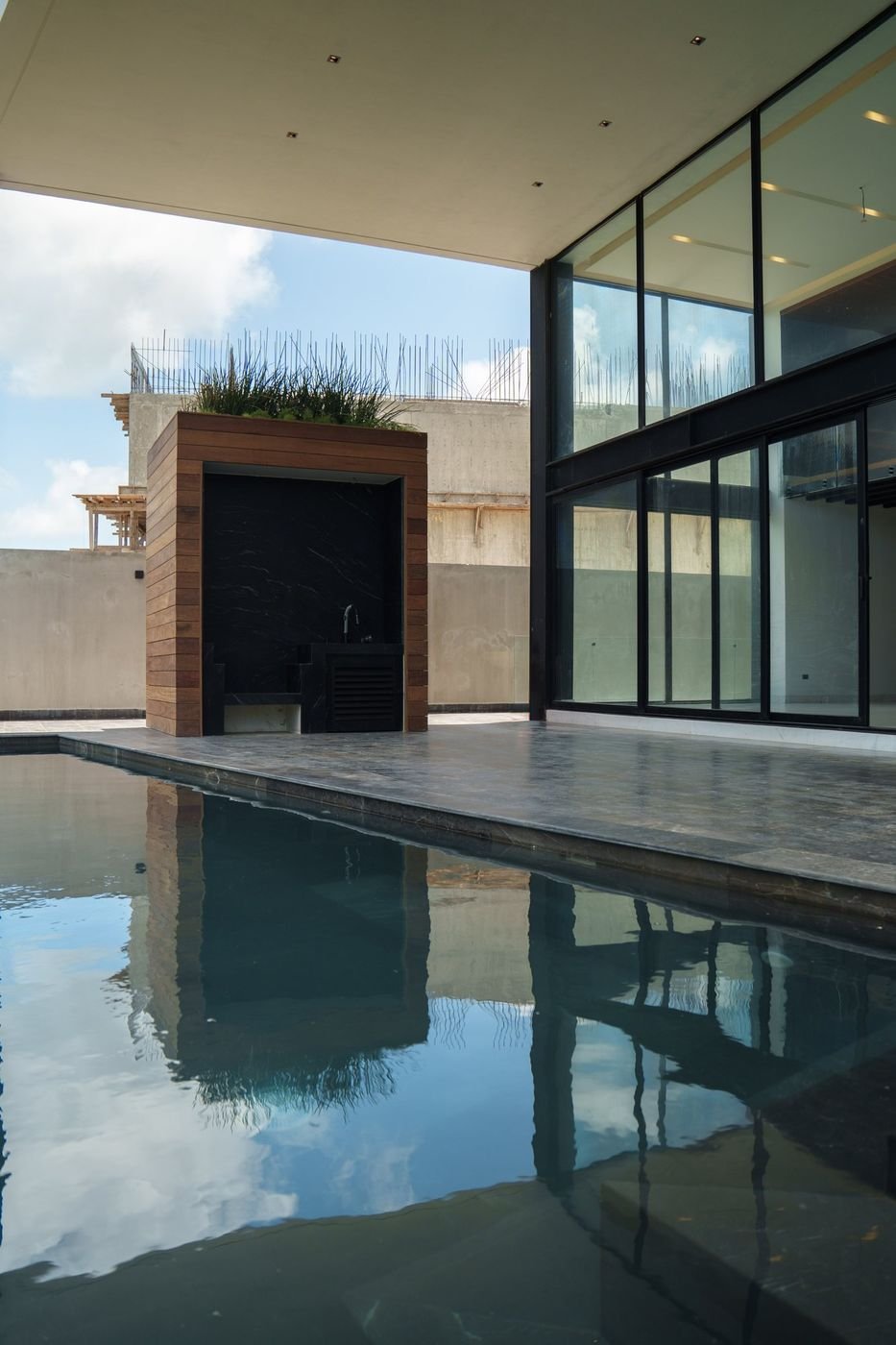 Casa 35 · Lagunas 2, Puerto Cancún — la alberca reflejando el cielo